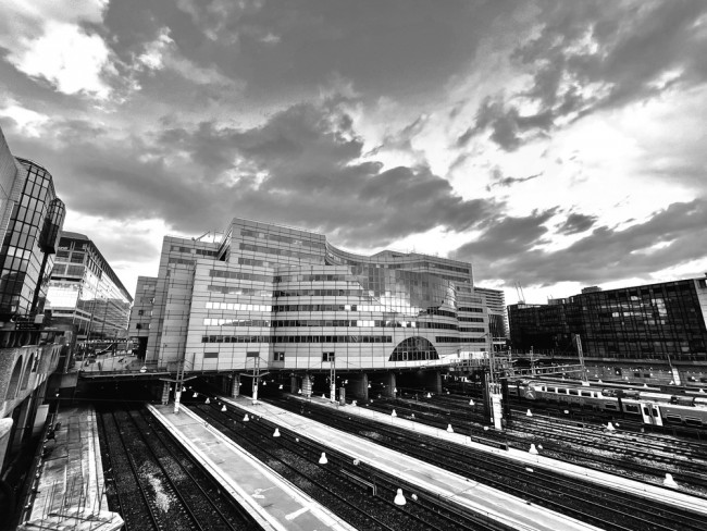 Η γαλλική αστυνομία κατεβάζει μαχαιροβγάλτη που «απειλεί να κόψει το λαιμό των ανθρώπων» στο σιδηροδρομικό σταθμό του Παρισιού