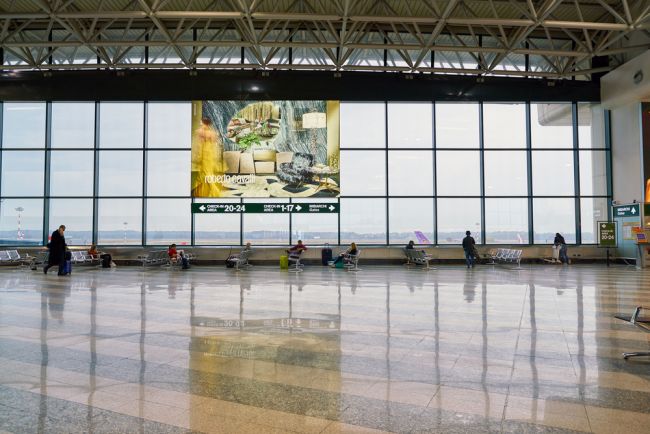 Χάος στο αεροδρόμιο του Μιλάνου: Επιβάτης με σφυρί πυροδοτεί φωτιά και σπάει οθόνες