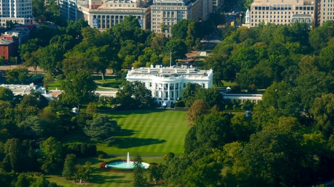Μοναχικός ένοπλος στήνει ενέδρα σε στρατεύματα της Εθνικής Φρουράς κοντά στον Λευκό Οίκο την παραμονή της Ημέρας των Ευχαριστιών