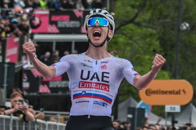 Ο Tadej Pogačar κερδίζει μια νίκη ορόσημο στον 100ο αγώνα και ισοβαθμεί με τον Mathieu van der Poel στο Tour de France