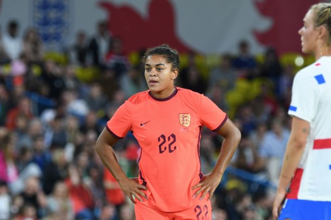 Η Αγγλίδα Τζες Κάρτερ καταγγέλλει ρατσιστική κακοποίηση στο διαδίκτυο κατά τη διάρκεια του Euro Γυναικών
