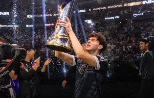 &Delta;ύ&omicron; &omicron;&mu;ά&delta;&epsilon;&sigmaf; &alpha;&pi;&omicron;&chi;&omega;&rho;&omicron;ύ&nu; &alpha;&pi;ό &tau;&omicron; LCS