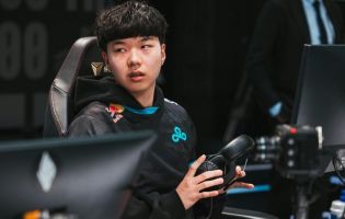 Cloud9 mid laner Jojopyun έ&chi;&epsilon;&iota; &kappa;&upsilon;&kappa;&lambda;&omicron;&phi;&omicron;&rho;ή&sigma;&epsilon;&iota;