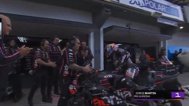 Η στιγμή που ο Jorge Martín αποσύρεται από το GP της Βαλένθια υπό το θερμό χειροκρότημα της Aprilia