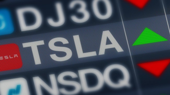 Οι μετοχές της Tesla εκτινάσσονται στο υψηλότερο επίπεδο εδώ και σχεδόν ένα χρόνο, αφού ο Μασκ επιβεβαιώνει τις δοκιμές ρομποταξί χωρίς οδηγό