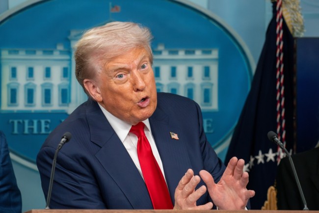 Ο Τραμπ υπόσχεται να «σταματήσει οριστικά» τη μετανάστευση από «χώρες του τρίτου κόσμου» μετά τους πυροβολισμούς στην Ουάσινγκτον