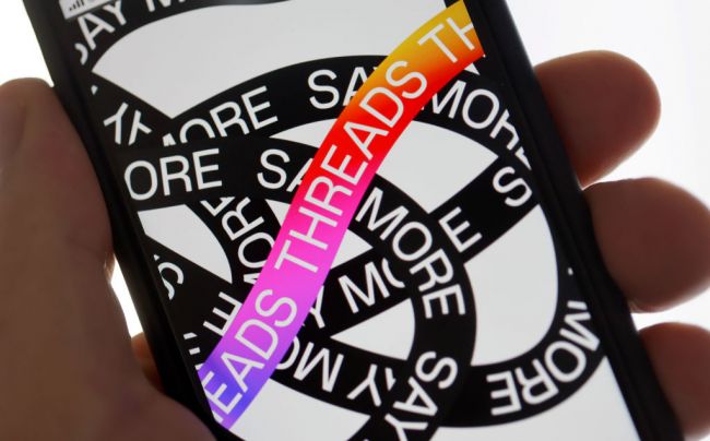 Το φαινόμενο Musk: Το X αιμορραγεί τους χρήστες ενώ το Threads απογειώνεται