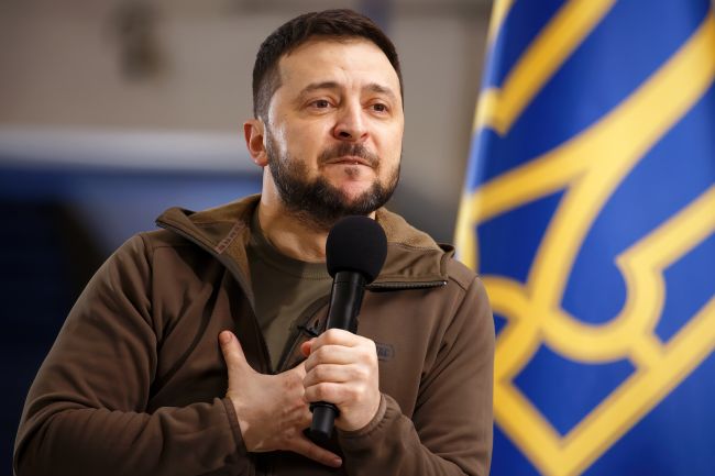 Ο Ζελένσκι κατηγορεί το Ισραήλ ότι νομιμοποιεί τη ρωσική λεηλασία