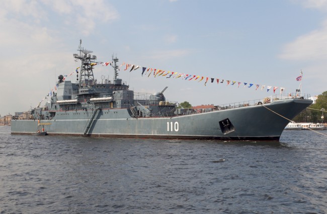 Τα drones που διαταράσσουν τα αεροδρόμια της Δανίας μπορεί να έχουν εκτοξευθεί από πλοία... Εδώ είναι ένα ρωσικό πολεμικό πλοίο υπό έρευνα