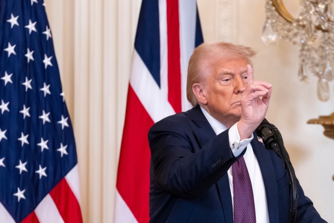 Ο Τραμπ απειλεί με κυρώσεις τις ευρωπαϊκές εταιρείες τεχνολογίας