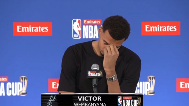 Ο Βίκτορ Γουεμπανιάμα δακρύζει αφού έπαιξε το Κύπελλο ΝΒΑ λίγες ώρες μετά τον θάνατο της γιαγιάς του