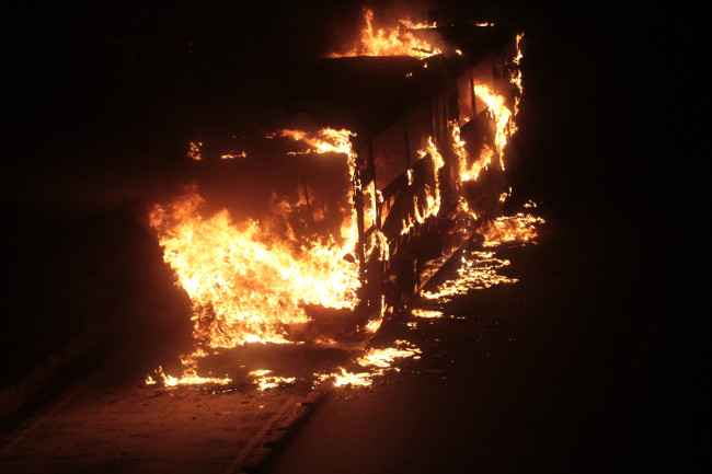 Πυρκαγιά καίει το μισό στόλο λεωφορείων του Μπούργκος