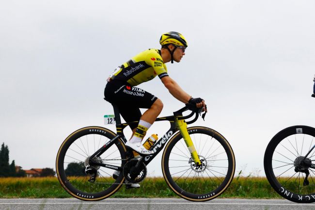 Οι τρεις πρώτες αποσύρσεις από τη La Vuelta a España μετά από πολλαπλές συγκρούσεις στο στάδιο 2