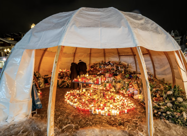 Μνημείο για τα θύματα πυρκαγιάς σε ελβετικό μπαρ παίρνει φωτιά στο Κραν Μοντάνα