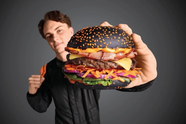 Η αυστραλιανή αλυσίδα μπέργκερ αναγκάστηκε να ενημερώσει την προσφορά προσφέροντας δωρεάν μπέργκερ μετά τον τερματισμό του βάθρου του Oscar Piastri