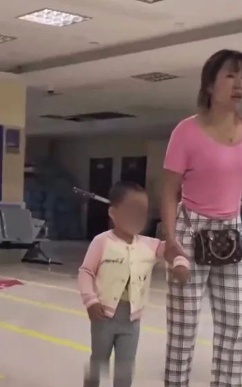 Μητέρα μαχαιρώνει «κατά λάθος» την 3χρονη κόρη της στο κεφάλι με μαχαίρι 15 εκατοστών και στη συνέχεια την οδηγεί στο νοσοκομείο