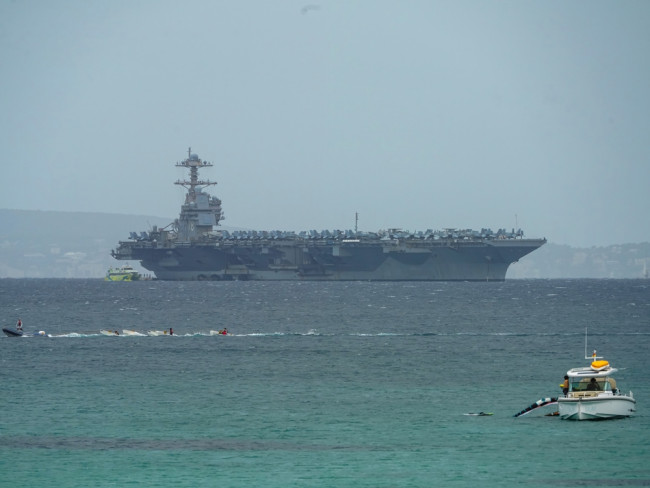 Ο Τραμπ στέλνει μαχητικά αεροσκάφη για να «κλωτσήσουν την πόρτα» στο Ιράν