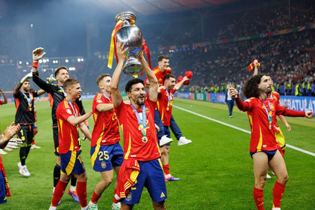 Ο θρύλος της Σεβίλλης Χεσούς Νάβας χειροκροτείται όρθιος στο Σαντιάγκο Μπερναμπέου στον τελευταίο του ποδοσφαιρικό αγώνα