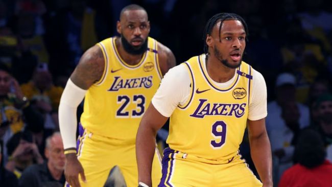 Ο Μπρόνι και ο ΛεΜπρόν Τζέιμς, πατέρας και γιος, γράφουν ιστορία στο ΝΒΑ