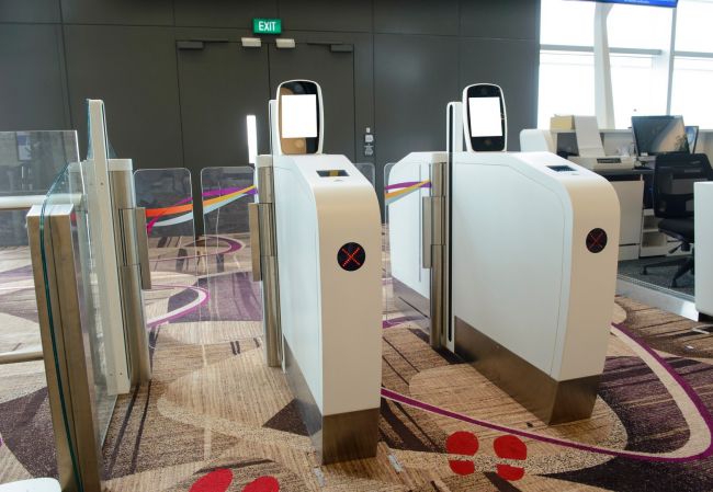 Οι Ηνωμένες Πολιτείες αρχίζουν να εγκαθιστούν ηλεκτρονικές πύλες στο αεροδρόμιο έχοντας κατά νου το Παγκόσμιο Κύπελλο 2026