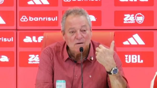 Ο Βραζιλιάνος προπονητής ζητά συγγνώμη μετά από ομοφοβικά σχόλια: «Τα χρώματα δεν καθορίζουν το φύλο, αυτό που καθορίζει είναι ο χαρακτήρας»