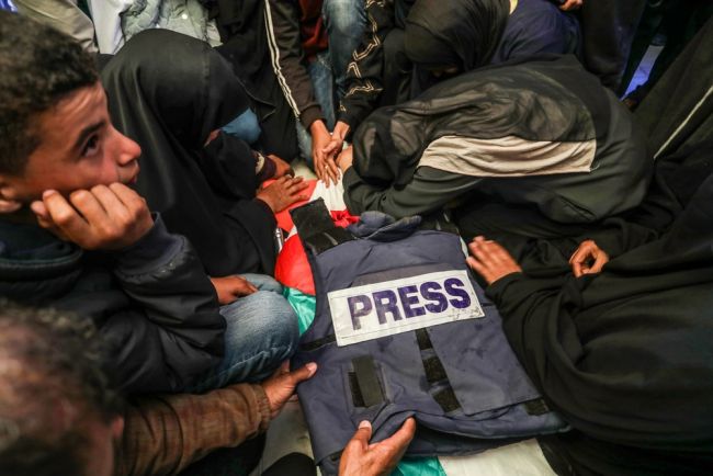 Δημοσιογράφοι του Reuters και του AP που έχασαν τη ζωή τους σε επίθεση σε νοσοκομείο της Γάζας δεν στοχοποιήθηκαν σκόπιμα