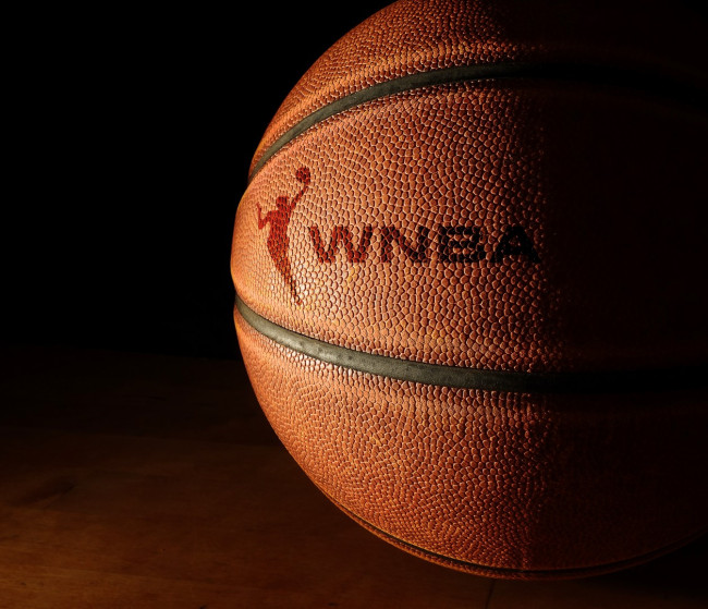 Η κορυφαία ριμπάουντερ όλων των εποχών του WNBA και δεύτερη σκόρερ Τίνα Τσαρλς αποσύρεται στα 37 της
