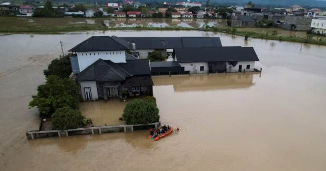 Ο αριθμός των νεκρών από τις πλημμύρες και τις κατολισθήσεις στην Ινδονησία ξεπερνά τους 700