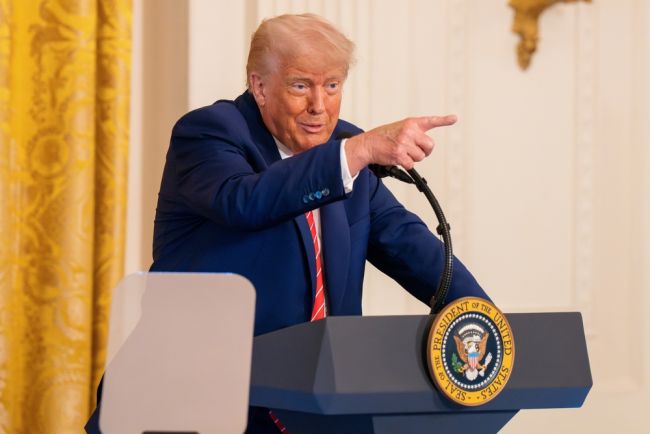 Ο Trump σηματοδοτεί νέους δασμούς για τους ψηφιακούς κανόνες της Ευρώπης