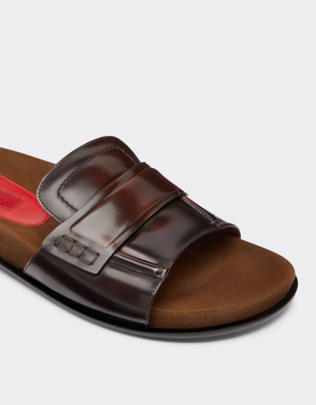 Η Ferrari λανσάρει slide-in loafers που κοστίζουν όσο ένα PS5 Pro