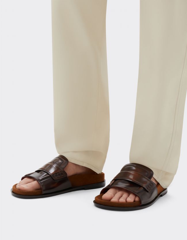 Η Ferrari λανσάρει slide-in loafers που κοστίζουν όσο ένα PS5 Pro