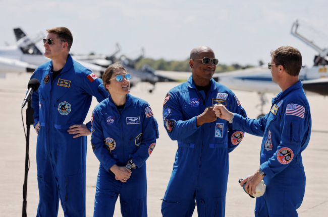 Οι αστροναύτες της NASA ξεκινούν τις τελικές προετοιμασίες για το πρώτο ταξίδι με πλήρωμα προς τη Σελήνη εδώ και περισσότερα από 50 χρόνια