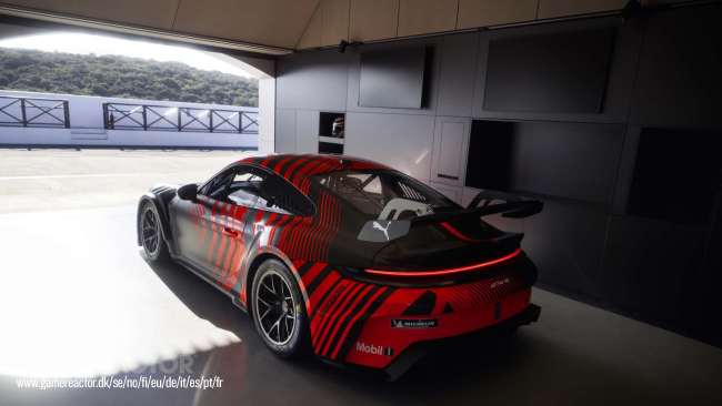 Η Porsche αποκάλυψε ένα ολοκαίνουργιο αγωνιστικό αυτοκίνητο 911