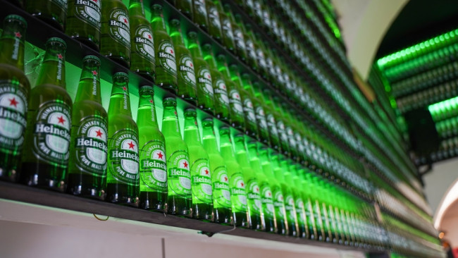 Η Heineken θα περικόψει 6,000 θέσεις εργασίας μετά την πτώση της ζήτησης μπύρας