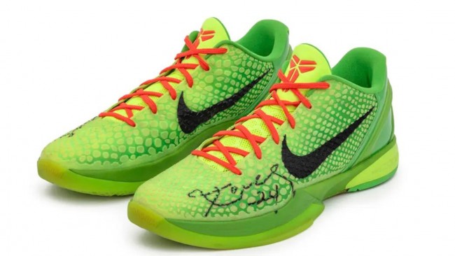 Τα εμβληματικά "Grinch sneakers" του Kobe Bryant από τον αγώνα των Χριστουγέννων του 2010 θα πουληθούν για πάνω από 10 εκατομμύρια δολάρια