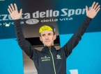 &Omicron; Simon Yates, &nu;&iota;&kappa;&eta;&tau;ή&sigmaf; &tau;&omicron;&upsilon; Giro d'Italia 2025, &alpha;&nu;&alpha;&kappa;&omicron;&iota;&nu;ώ&nu;&epsilon;&iota; &tau;&eta;&nu; &alpha;&pi;&omicron;&chi;ώ&rho;&eta;&sigma;&eta; έ&kappa;&pi;&lambda;&eta;&xi;&eta;