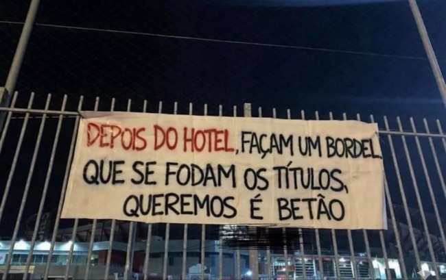«Μετά το ξενοδοχείο, φτιάξτε έναν οίκο ανοχής. Βιδώστε τίτλους, αυτό που θέλουμε είναι συγκεκριμένο», ισχυρίζονται οι θυμωμένοι οπαδοί της Μπενφίκα