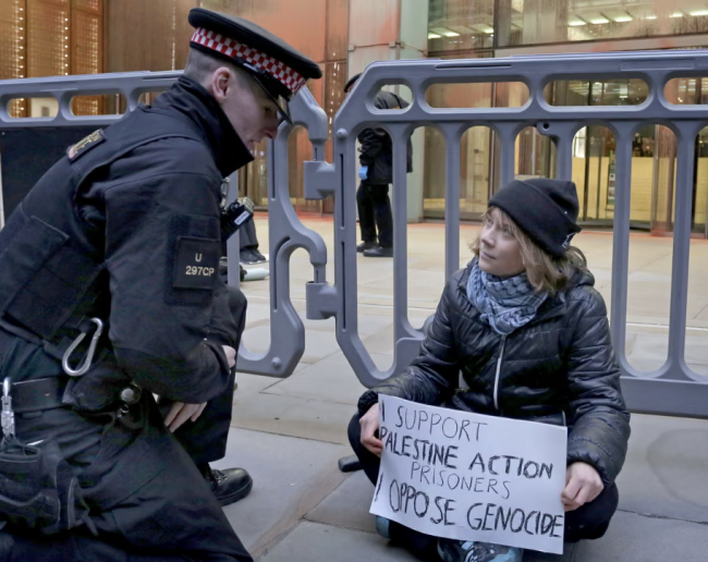 Η Γκρέτα Τούνμπεργκ αφέθηκε ελεύθερη με εγγύηση μετά τη σύλληψή της σε φιλοπαλαιστινιακή διαδήλωση στο Λονδίνο