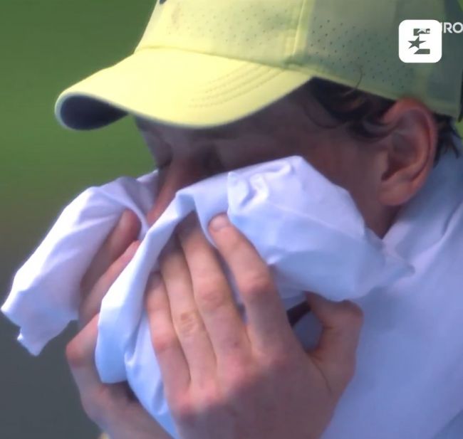 Μία από τις πιο ανησυχητικές εικόνες από το Australian Open: Αμαρτωλός τρέμει ανεξέλεγκτα στη μέση του παιχνιδιού