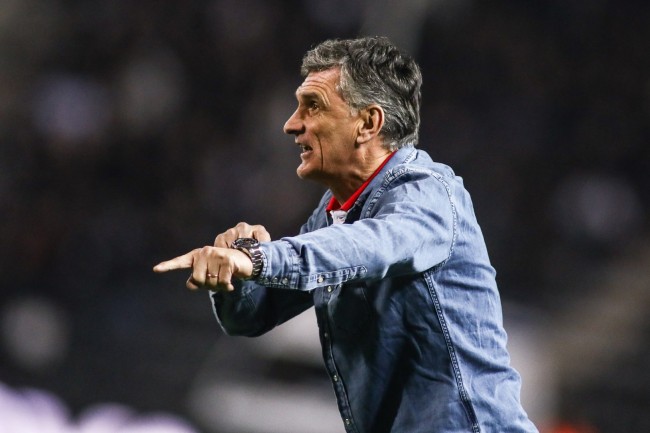 Ο προπονητής του Ολυμπιακού διαμαρτύρεται για τον διαιτητή στο ματς με την Μπάρτσα: «Μόλις μπήκαμε στο παιχνίδι μας έβγαλαν»