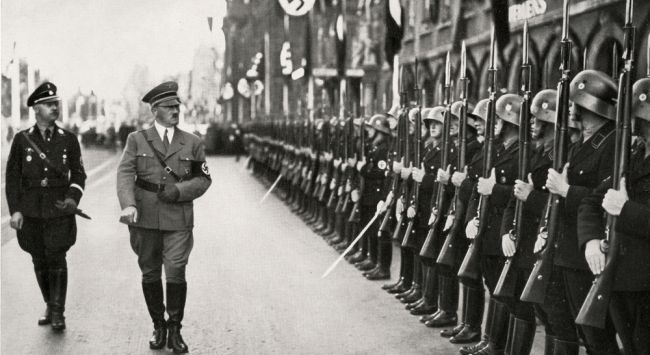 Η κρυφή γενετική σεξουαλική διαταραχή του Χίτλερ αποκαλύπτει ακόμη περισσότερες λεπτομέρειες: Μικροπέος (και μόνο μία μπάλα)