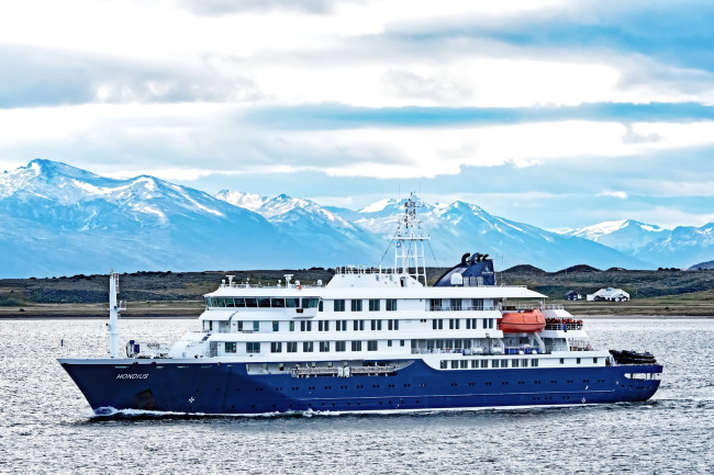Το MV Hondius ελλιμενίζεται στην Τενερίφη και οι επιβάτες επαναπατρίζονται, κανένας με συμπτώματα hantavirus