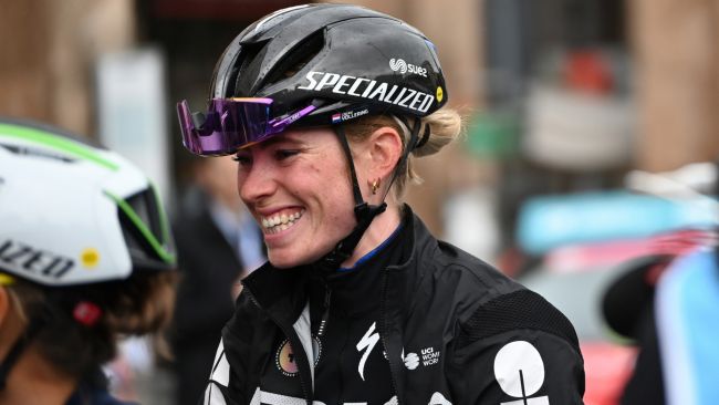 Το φαβορί του Tour de France Femmes, Demi Vollering, δήλωσε έτοιμο να συνεχίσει μετά από οδυνηρή συντριβή στην 3η Ειδική Διαδρομή