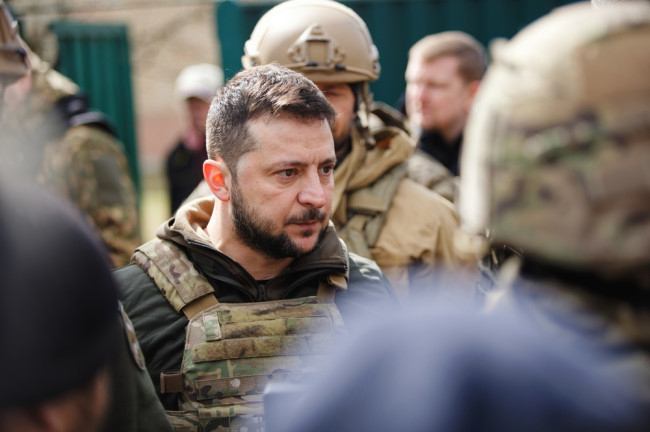 Ο Ζελένσκι ορκίζεται να υποστηρίξει την ανεξαρτησία στην 4η επέτειο του πολέμου: «Ο Πούτιν δεν έχει σπάσει τους Ουκρανούς»