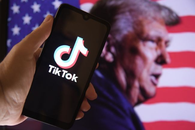 Ο Trump εγκαινιάζει λογαριασμό TikTok πριν αποφασίσει για το μέλλον της πλατφόρμας