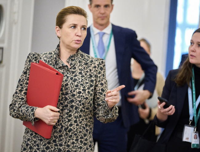 «Μπορούμε να μιλήσουμε για τα πάντα, εκτός από την κυριαρχία μας», λέει η Μέτε Φρεντέρικσεν στον Τραμπ