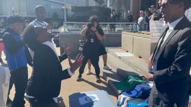 Οι οπαδοί των Ντάλας Μάβερικς έφεραν ένα φέρετρο στο γήπεδο για να διαμαρτυρηθούν για την ανταλλαγή του Λούκα Ντόντσιτς