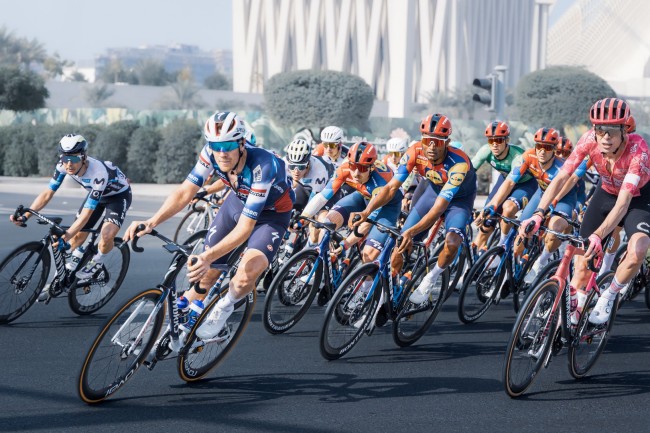 Οι ποδηλάτες παραπονιούνται ότι το Άμπου Ντάμπι ευνοεί τον Tadej Pogacar χτίζοντας ένα τεχνητό βουνό