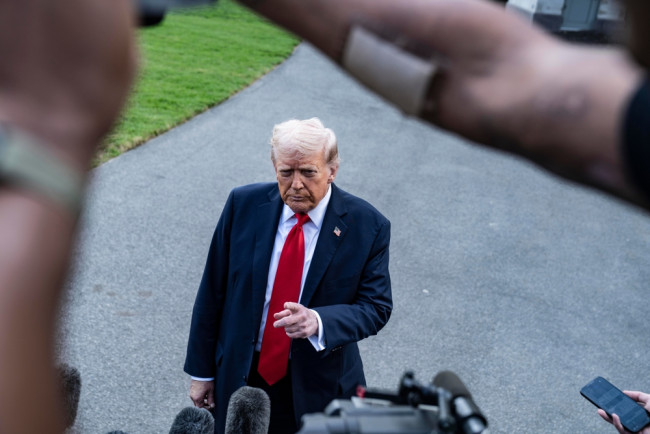 Τίθεται σε ισχύ ο νέος παγκόσμιος δασμός 10% του Τραμπ