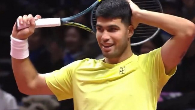 Ο Carlos Alcaraz κερδίζει την πρώτη μονομαχία με τον Jannik Sinner της χρονιάς στη Νότια Κορέα